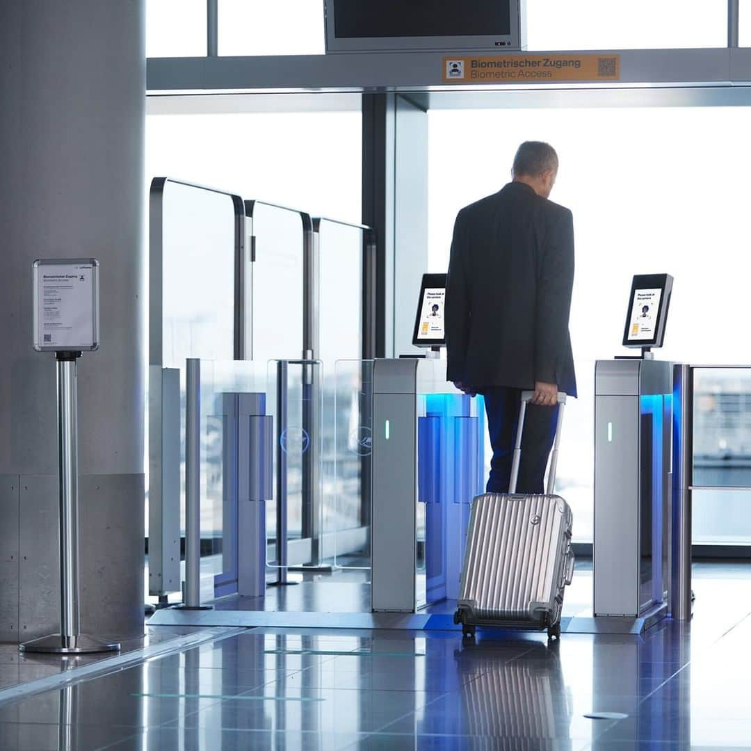 ルフトハンザさんのインスタグラム写真 - (ルフトハンザInstagram)「With the new Star Alliance Biometrics, Lufthansa Miles & More members pass through the checkpoints for boarding and security without contact. By simply registering via the Lufthansa app and selecting the airline and airport, the new system will be available for selected flights in Frankfurt and Munich from mid-November. Further information here f.lh.com/yTme #StarAllianceBiometrics #TravelTouchless」11月17日 20時03分 - lufthansa