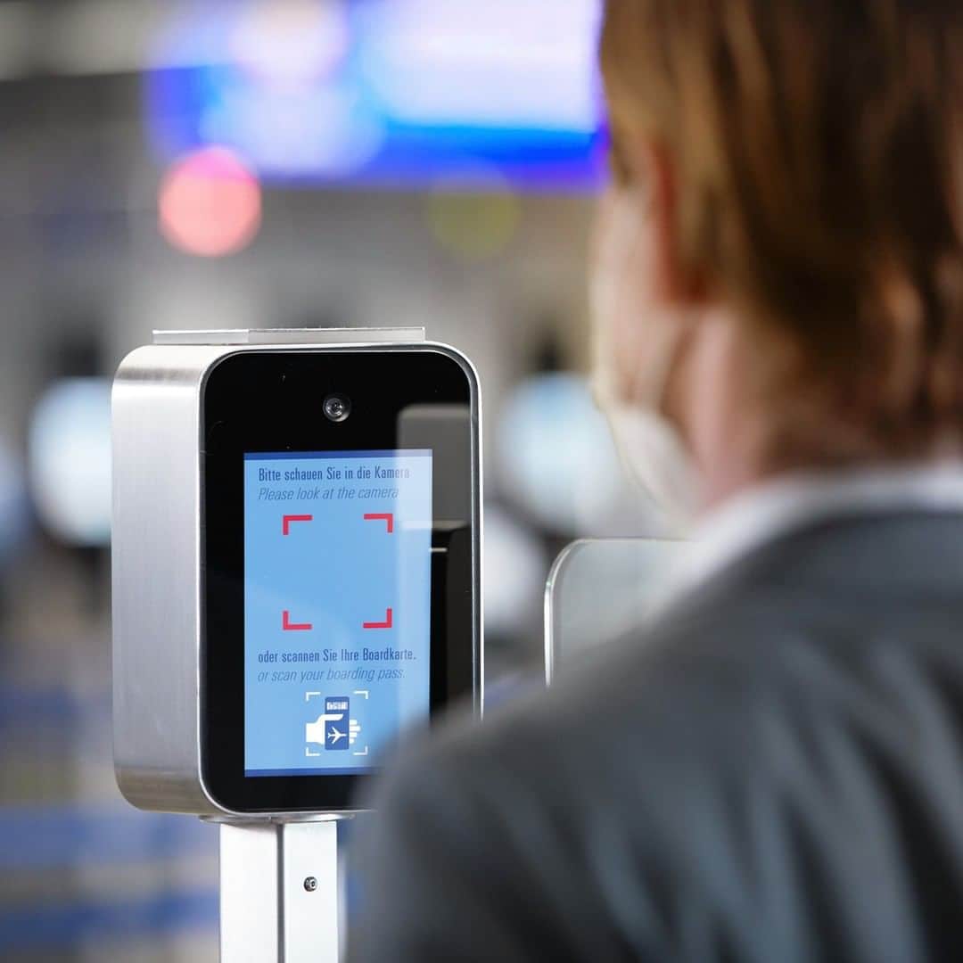 ルフトハンザさんのインスタグラム写真 - (ルフトハンザInstagram)「With the new Star Alliance Biometrics, Lufthansa Miles & More members pass through the checkpoints for boarding and security without contact. By simply registering via the Lufthansa app and selecting the airline and airport, the new system will be available for selected flights in Frankfurt and Munich from mid-November. Further information here f.lh.com/yTme #StarAllianceBiometrics #TravelTouchless」11月17日 20時03分 - lufthansa