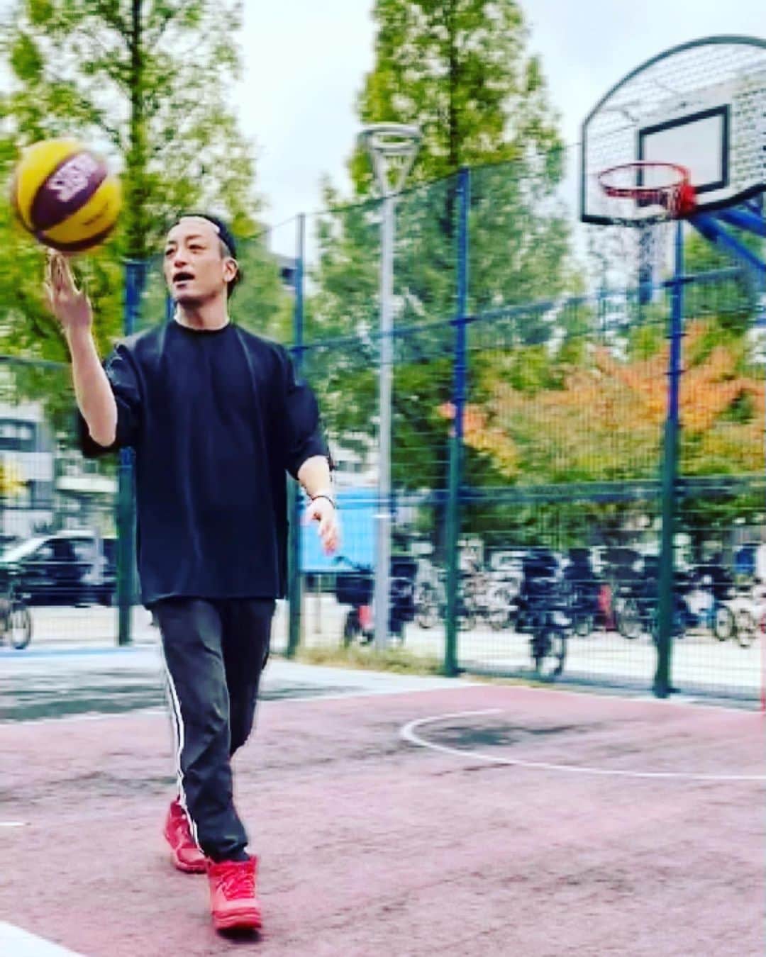SHU-YAのインスタグラム：「バスケ部元キャプテン。（小学校。笑） . スラムダンク世代。 中学校に上がったら絶対バスケ部に入ると決めてたのに、先輩のタバコで男バス廃部。 . おいパイセンよぉ( ´Д`)y━･~~ . . 一応ボール回ってます。 . . 👕 @ground_n_ace #groundnace #ground_n_ace #グランダンエース #ファッション #ファッション好き #fashion #コーデ #早朝 #ストリートファッション #スタイル #tシャツ #ティーシャツ #気分転換に #息抜き #スポーツ #バスケ部 #男バス #廃部 #タバコ #スラムダンク #動ける身体 #動ける身体作り」
