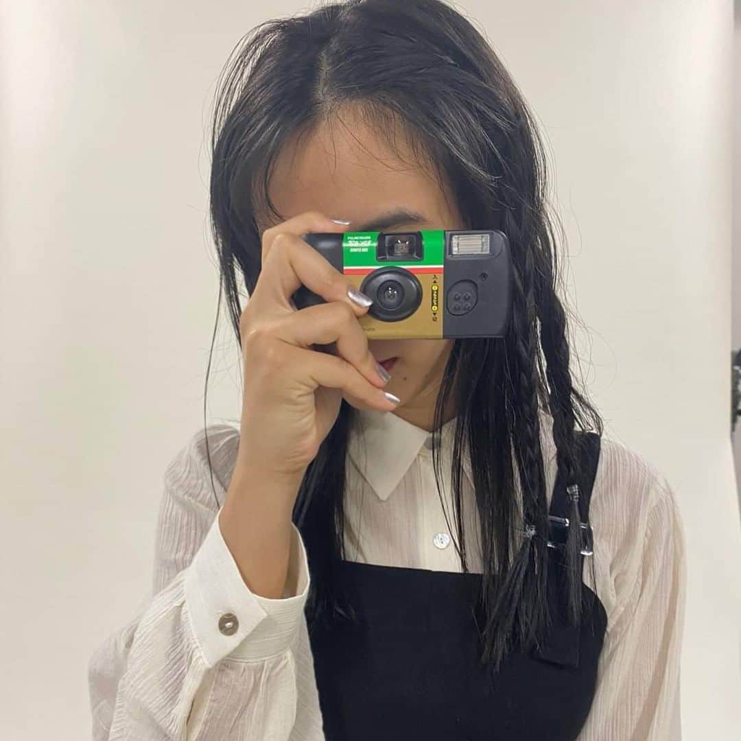 のインスタグラム：「だれでしょう！？？﻿ ﻿ 正解は… ﻿ ﻿ ﻿ ﻿ ﻿ ﻿ ﻿ ﻿ ﻿ JELLYが誇るおしゃれニスタ、くるちゃんでした👏👏😎 インスタントカメラで気になったものをパシャパシャしてるんだって！ 趣味もおしゃれだ、、📸﻿ 今度撮った写真、見せてね🖤🖤 . #jelly #jelly12月号 #玖瑠実 #くるちゃん #ストリート #ストリート女子 #カメラ女子 #写ルンです #シャツコーデ #白シャツ #オーバーオール #今日からクールな女の子 🖤」