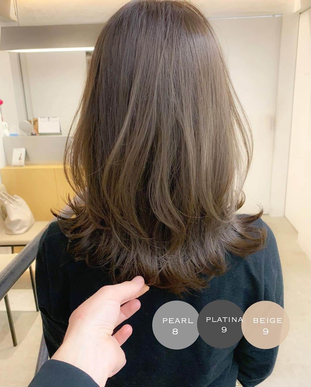 大木光のインスタグラム：「＊リアルサロンワーク swipe→#ヘアとメイクの関係性 .  cut  ラウンドレイヤー . セミロングのレングスに頭の丸みに合わせレイヤーを施したラウンドレイヤーStyle. まとまりやすくふわっとした動きを。 . color くすみベージュ . ベージュベースのカラーにパールとプラチナをブレンドしたヘアカラー。 肌馴染みが良くも今ドキなくすみ感をプラス！ . メイクは眉毛には抜け感を意識し、チャコールやグレイッシュなアイカラーを使用して程良いクールな印象的に。 #rmsbeauty #addiction #アディクション #tomfordbeauty #メイク好きな人と繋がりたい#ベージュカラー #ボブ #レイヤーカット #ボブレイヤー#ミディアムレイヤー #レイヤースタイル#グレージュ#キャメルベージュ#カーキベージュ#ロブレイヤー#くすみベージュ」