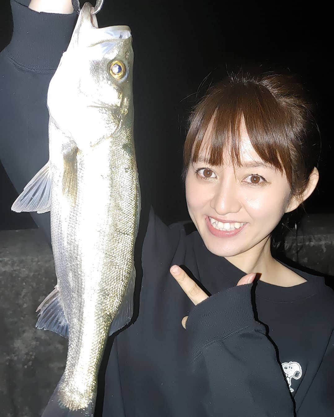 岩野理沙さんのインスタグラム写真 - (岩野理沙Instagram)「すずきさん🐟️  投げて巻くの繰り返しただけで、 腕がパンパンなった😂笑  皆さんなんであんな 格好よく 自然にできるの？？🤣😭  やっとこさ 釣れたのがこの子🙋  あとは、サバさんが釣れました🐟️  #すずき　#スズキ　#fish　#魚　#🐟️　 #いわのり釣り　#釣り　#fishing　#ルアー　#風　#忍耐　#顔ぼろぼろ　#ルアーフィッシング　#トップ　#ドッグウォーク　#サバ　#佐伯　#プライベート　#釣りガール　#釣り女子」11月17日 20時04分 - risaiwano