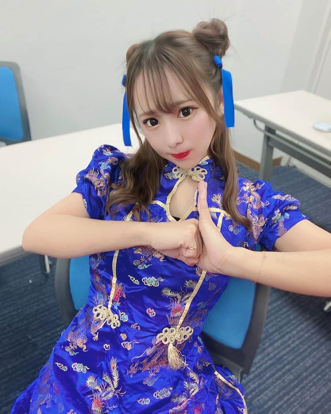 のインスタグラム：「你好🇨🇳 . . . 載せてなかった今年のチャイナコスプレ〜💙 真っ青な自分新鮮だった . .  #Halloween #cosplay #ハロウィン #ハロウィーン #コスプレ #ライブ #仮装 #シスター #ハロウィンコスプレ #ハロウィンメイク #チャイナ #チャイナドレス #チャイナコスプレ #中国 #你好 #セルフヘアアレンジ #リボンアレンジ #ハーフアップ団子 #青 #チャイナヘア #girl #instagood #likeforlikes #followme」
