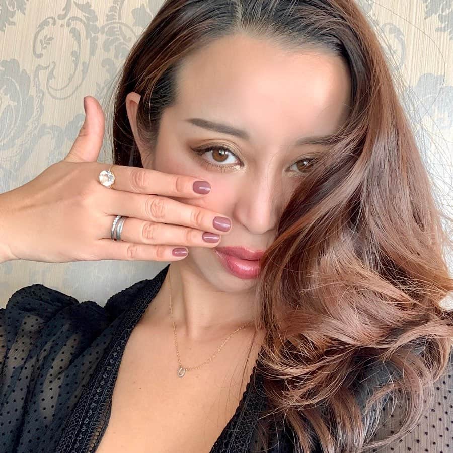 のインスタグラム：「. Coming tomorrow🌹💍 　 ✷Rose Quartz / Crystal ring✷ from @amate_bijou   指先をキラキラと輝きで彩る、 クリスタルとローズクォーツのリング💍✨ 　 いよいよ明日から 先行予約発売を開始致します💫 　 浄化の石"Crystal"  愛の石"Rose Quartz" 　 ホリデーシーズンの贈り物にもぴったりな 大粒な天然石が輝く指輪は、 カジュアルからエレガントなシーンまで幅広くご愛用いただけます🎁  リングはサイズ調節が可能なのでどの指にでもフィット💫 　 11/18より、“Amate bijou”オンラインストアにて先行予約発売を開始いたします🌹 　 (ご注文を頂いた順に発送は12月上旬頃からとなります。)  ・・・  #amatebijou #ring #crystal #rosequartz #アマテビジュー」