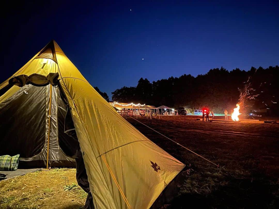 諸岡なほ子さんのインスタグラム写真 - (諸岡なほ子Instagram)「キャンプファイアとテントと星。 今夜ならばしし座流星群の流れ星、いっぱい見られたのかも？ #campfire #キャンプファイア」11月17日 20時08分 - morookanahoko