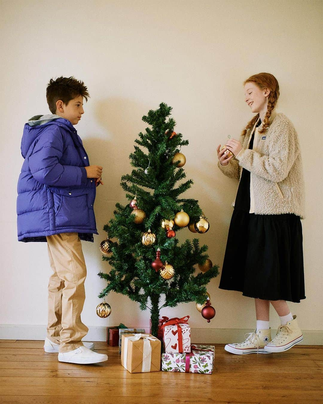 BEAMS WOMENさんのインスタグラム写真 - (BEAMS WOMENInstagram)「👦🏻👧🏻🎅🏻🎁 ホリデーシーズンにこそ着せたい、 ＜こども ビームス＞の上質。  ホリデーシーズンはいつもよりラグジュアリーに。 ＜こども ビームス＞では、寒さ深まる冬の遊びやパーティシーンで活躍する上質服をラインナップ。  🔗BEAMS公開サイト https://www.beams.co.jp/special/kodomobeams_20aw/vol2/  @kodomo_beams #こどもビームス #ビームス #代官山 #kodomobeams #beams #こども服 #キッズスタイル #キッズコーデ #keepfashionalive」11月17日 20時08分 - otona_beams_women