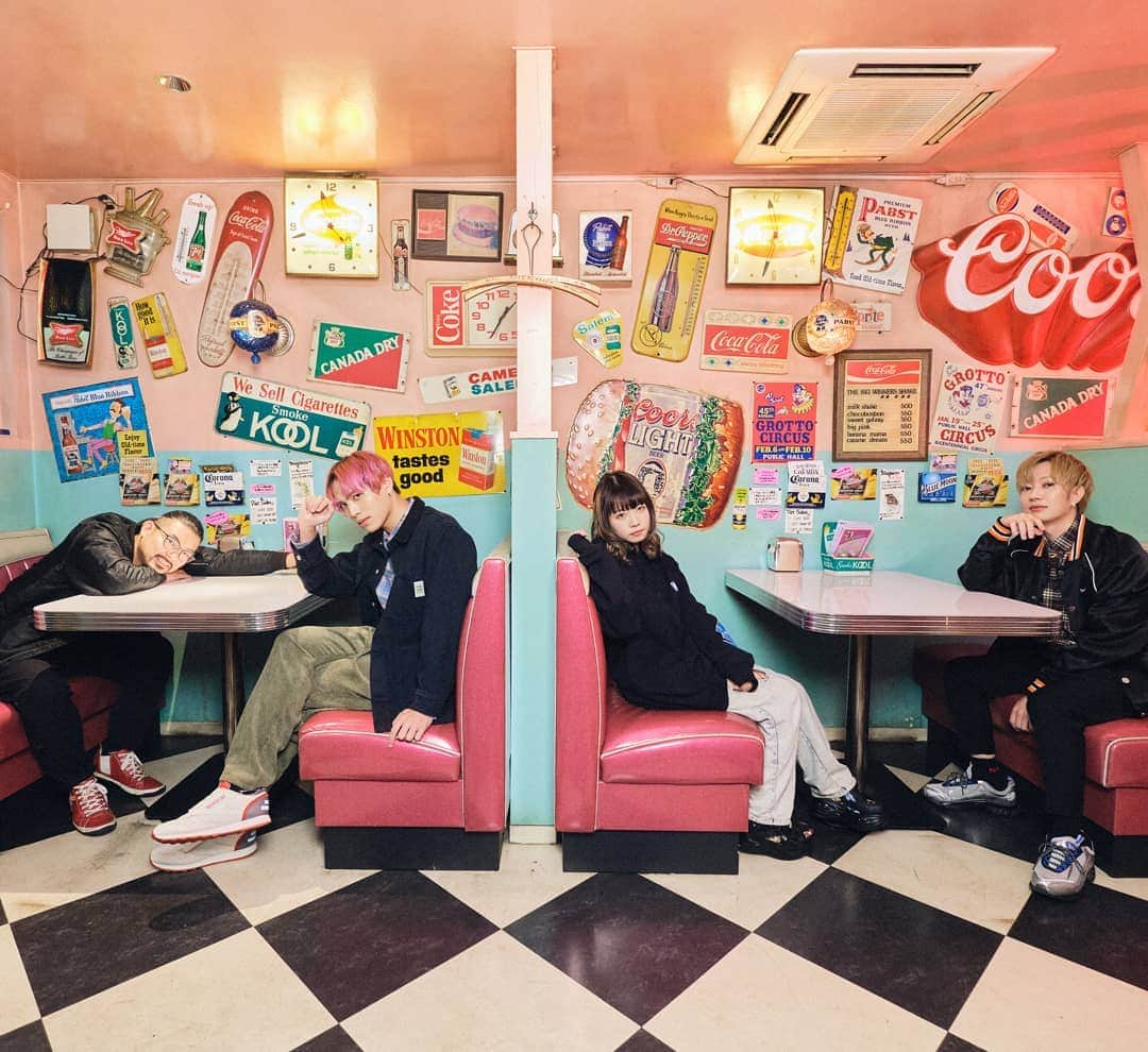 のインスタグラム：「明日11/18 20時〜ミギミミのMVがYou Tubeにてプレミア公開されます。 Forgetting All About Your Kissの日本語バージョン☺  モデルの近衛りこ(@ko_no_e )ちゃんにも出演してもらってます。  https://youtu.be/05-pnmwdV44  URLはこちら。  冬にぜひ見てほしい、ほんのり暖かさと切ない寒さの交じった素敵な作品をインテツ監督に撮っていただきました🥰  合わせて、12/2にForgetting All About Your Kiss (Japanese ver.) [feat.Kurumi Skywalker]も配信決定！  4人版のイメージビジュアルも公開です🥳」