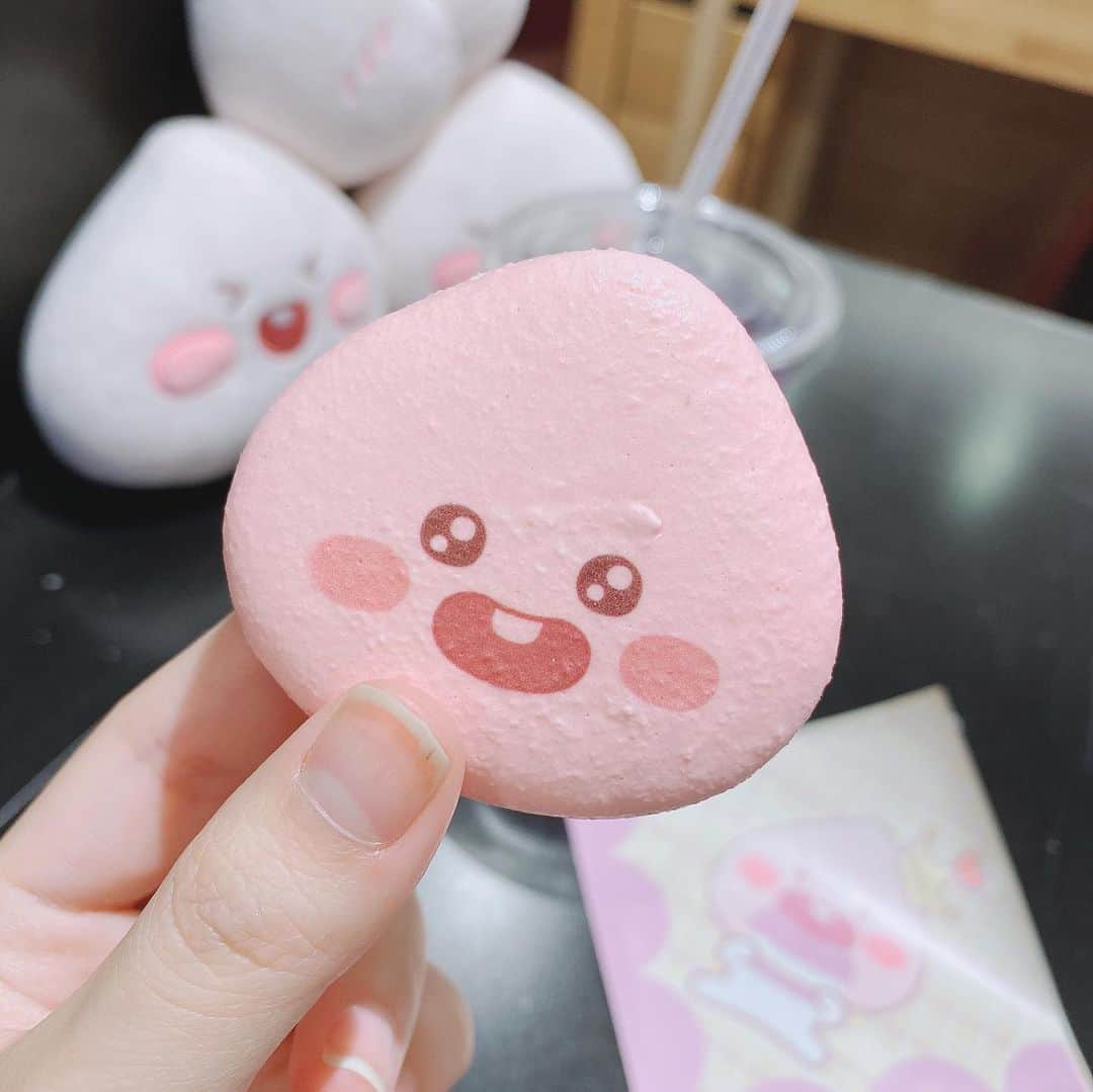 YU-RIのインスタグラム：「アピーチカフェ可愛すぎたん♡  バタフライピーチティー🦋.*･ﾟ 色が変わるのびっくりᙏ̤̫♡  マカロンも美味しかった〜🧁 ハロウィンのは売り切れでした😂  #カフェ#アピーチ#アピーチカフェ#表参道#表参道カフェ#インスタ映え#バタフライピーティー#韓国カフェ#韓国#カカオフレンズ#可愛い#バタフライピー」