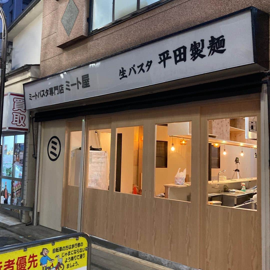 佐藤竜雄のインスタグラム：「ミート屋、そろそろ開店かなー？ #高円寺 #庚申通り商店街」