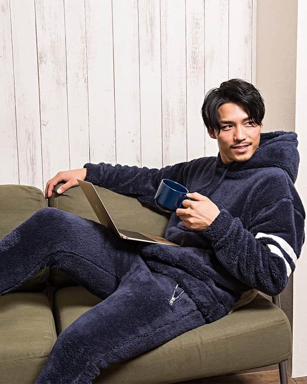 のインスタグラム：「. パーカー、トレーナー、パンツ、ショーツの組み合わせで選べるボアセットアップが発売開始🤤✨ . ルームウェアとしてはもちろんのこと、シンプルなデザインは屋外での着用もオススメ💯 . またメンズだけでなく、カップルで着用しても🙆‍♂️ 自分なりの組み合わせで楽チンセットアップを楽しんでください😊 . 購入は本日のストーリーズから！ 品番:cabd20-set01 . #bitter #bitterstore #ootd #fashion #mensfashion #mensstyle #boa #setup #roomwear #ビター #ビターストア #メンズファッション #メンズスタイル #セットアップ #ルームウェア」