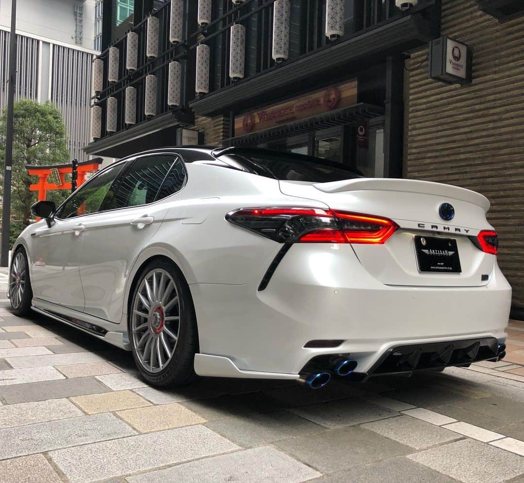 Spirits Artisanのインスタグラム：「TOYOTA CAMRY  Model code : DAA-AXVH70 : 2018.8〜  Bodykit: Artisanspirits/// SPORTS LINE BLACK LABEL  Wheel : @oz_racing_japan   contact : www.artisanspirits.co.jp  USA : #evasivemotorsports #butlertire   Canada : #advanced_auto_performance  #ottoautoservice  Taiwan : #車庫小舗  Hong kong : #nigeljdmparts  Russia : #suvproject  Indonesia : #premierautowerkz  Philippine : #jworksunlimited  Bahrain : #kanooperformance  Saudi Arabia : #ksawheels Kazakhstan : #ksawheels Riyadh : #ksawheels ＿  #artisanspirits #artisan #アーティシャンスピリッツ#アーティシャン #toyota #toyotacamry #camry  #camry70 #70camry #camryws #camryclub #toyotagram #トヨタ #カムリ #トヨタカムリ #カムリスポーツ #カムリ70 #ちゃムリ」