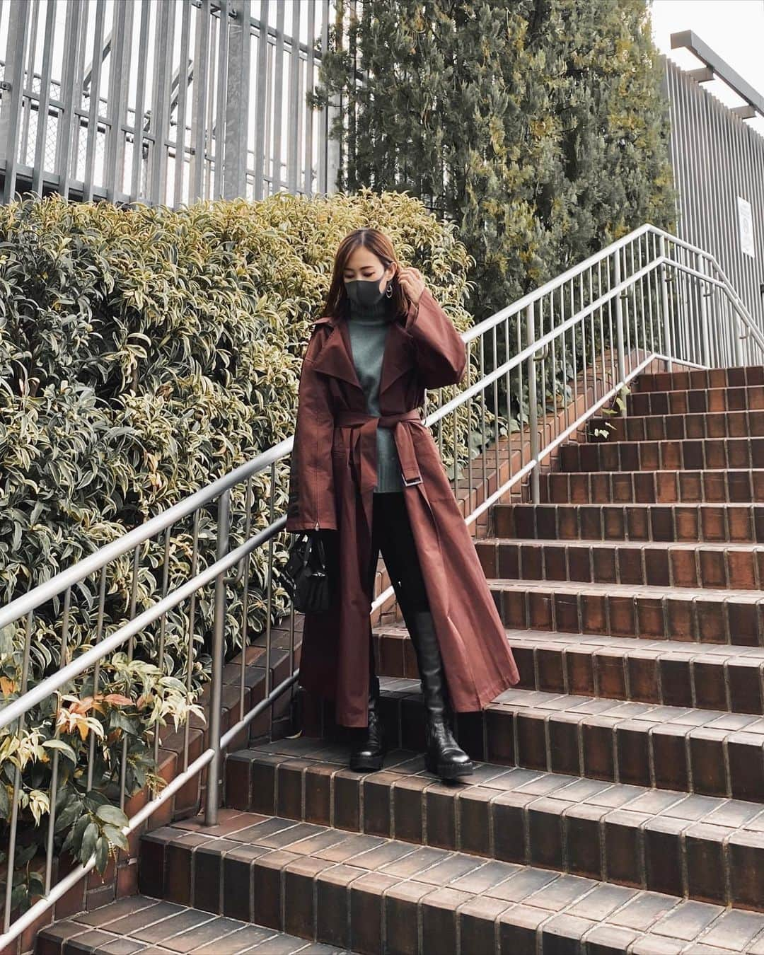 倉園由菜のインスタグラム：「.﻿ ﻿ AULAのコート。﻿ 袖のロゴの部分がお気に入り。﻿ ﻿ coat @aula.aulaaila_official  knit @unitedarrows_official  denim @acnestudios  boots @homers_shoes  bag @longchamp  ﻿ ﻿ #ootd #アウラ #ユナイテッドアローズ #アクネストゥディオズ #ホーマーズ #ロンシャン #シェーンオリバー #ブラウンコート #トレンチコート #ロングブーツ #ブーツイン #ロングブーツコーデ #トレンチコートコーデ #水色ニット」