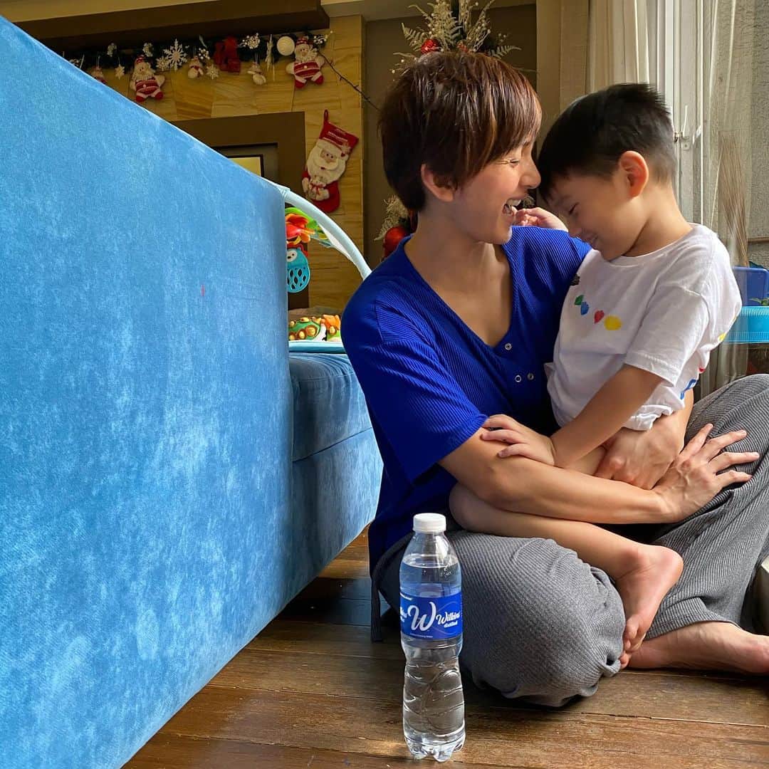 Iya Villaniaさんのインスタグラム写真 - (Iya VillaniaInstagram)「Mamas, do your kids also love to play outside? Primo LOVES to explore, kaya it’s been a challenge especially this year since we have to stay at home. Even more so now that it’s the rainy season, kaya it’s important to keep Primo safe. He stays warm and dry, and always hydrated with our supply of @wilkinsph at home 💙 Distilled in 8 steps and recommended by doctors! That’s why we #TrustWilkinsDistilled 💙」11月17日 20時26分 - iyavillania