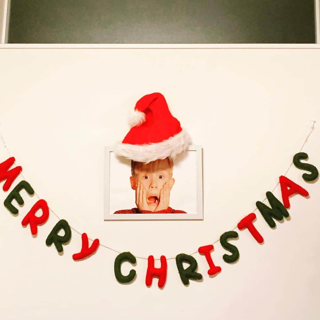 ぴよ。こぱ。さんのインスタグラム写真 - (ぴよ。こぱ。Instagram)「クリスマスと言えば… カルキンカルキン♡  クリスマス飾り付け🎄 可愛い飾り付けができて、大満足。  ピザを食べる時も必ずホームアローンをひよちゃんが付けてくれる。」11月17日 20時27分 - uca.34