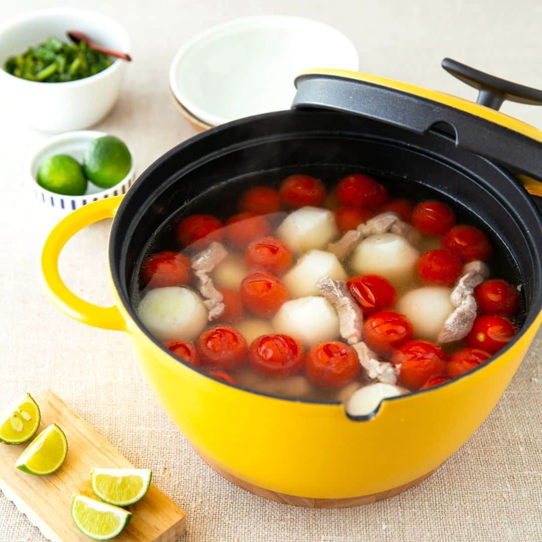 のインスタグラム：「. ＼食材のうまみを引き出す／ 「うまみ鍋」  名前の通り、うまみをしっかりと引き出す両手鍋。  スープや炊き込みごはんなどを作るときに、 あると便利なのが、この「うまみ鍋」。 密閉ができて無水調理が可能で、 素材本来のうまみがたっぷり含まれた水分を引き出します。  蒸し煮、炒める、煮込む、炊くなど、 さまざまな調理法で活躍します。 ご結婚のお祝いのプレゼントとしても◎  ぜひ、いろいろな料理で使い心地をお試しください。  --- うまみ鍋22cm ネイビー [10,000円+税] 品番：HK11636（オンラインショップ商品コード：LYO-0697）  うまみ鍋22cm マスタード [10,000円+税] 品番：HK11675（オンラインショップ商品コード：LYO-0729） ---  ▼詳しくはプロフィールのリンクから @yutorino_kukan  #定番品 #おすすめアイテム #うまみ鍋 #キッチン用品 #調理道具 #キッチン雑貨 #鍋 #両手鍋 #おうち時間 #おうちごはん #stayhome #ゆとりの空間 #オンラインショップ #栗原はるみ #栗原心平  #鍋ごはん #煮込み料理 #プレゼント #yutorino_kukan #yutorinokukan #gift #present」