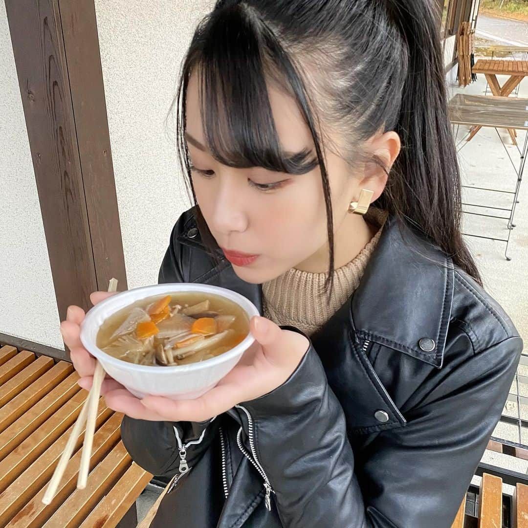 富永夢有さんのインスタグラム写真 - (富永夢有Instagram)「. 【長岡のこう"ゆう"ところに行ってみて！！】 久しぶりになりました、、！ 今日は長岡市朝日にある「越路もみじ園」を紹介します🍁 . 越路もみじ園は樹齢150~200年のもみじや山桜、ツツジなど多くの植物が植えられています🍂🍁 10月下旬からライトアップが行われ、幻想的な夜のもみじを楽しむことができます！！ 赤や黄色の落ち葉のじゅうたんもとっても綺麗で今が見頃です！！！✨ . 近くには、カフェもあります！ 魚沼の郷土料理のきのこ汁や味噌田楽など体温まるものがたくさん☺️ お土産には長岡の郷土料理、しょうゆ赤飯がおすすめです！ 皆さんもぜひ！越路もみじ園へ行ってみてください！！ . . #ngt48 #富永夢有 #長岡のこうゆうところに行ってみて #長岡 #越路 #越路もみじ園 #もみじ園 #紅葉 #魚沼郷土料理 #きのこ汁 #長岡郷土料理 #しょうゆ赤飯 #地元を盛り上げたい #followme #좋아요」11月17日 20時21分 - tomichan_0716