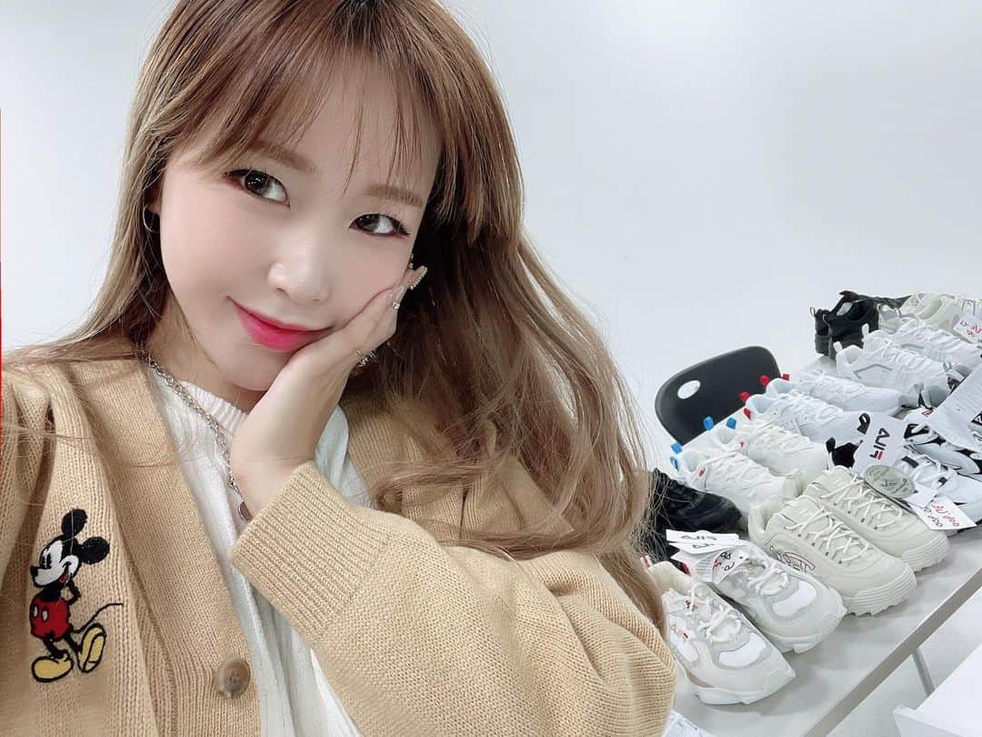 ウェイ のインスタグラム：「잠시후 9시 ‘그립’어플에서 만나용~~ 크레용팝초아웨이 👈🏻채널로 오세용 오늘은 휠라 신상 운동화입니다 역시나 인터넷 최저가보다 저렴! 최대67% 너무이쁘🤍🥺 #어글리슈즈 #트래킹화 #휠라운동화」