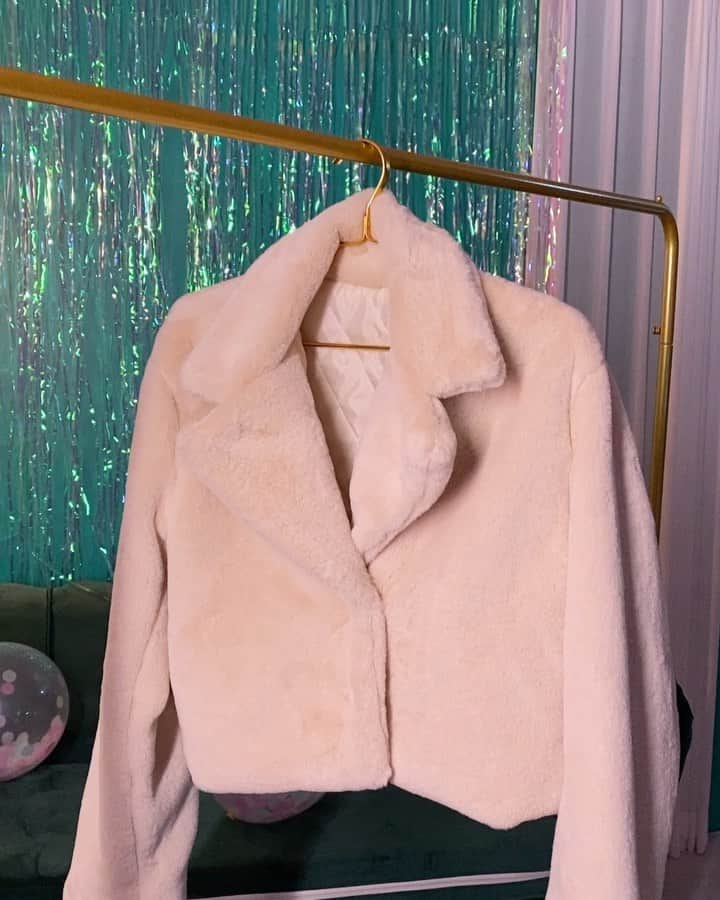 Chuuのインスタグラム：「[자체제작] 츄 메이드 아우터  Coming soon    • 벨라 크롭 퍼 Jumper  셀럽쇼퍼 핑글님(@pinkjjelly)이 착용한 크롭 퍼는 연말룩으로 화려한 스타일링하셨어요!   베이직한 디자인이기 때문에 데일리로도 잘 어울린답니다! #데님추천   전체적으로 크롭 기장이기 때문에 하이웨스트 바텀과 함께 착용하면 더욱 예뻐보여요! #데일리 #연말룩 #회사출근룩 #꾸안꾸룩 #뭐든소화해냄」