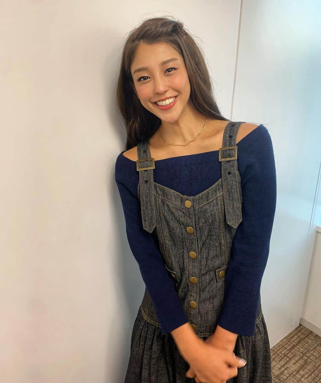 岡副麻希さんのインスタグラム写真 - (岡副麻希Instagram)「.﻿ 写真撮るとき、耐えきれず動いてしまいがち🥴﻿  後輩ちゃんが立ち上げた新しいブランドのネックレス、 早速つけていきました💝 シンプルですてきなアイテムがたくさん😌💍✨  ﻿ tops#andcouture  じゃんぱーすかーと#redyazel  ネックレス#carpediem   #英語ひらがなカタカナ #カタカナ苦手」11月17日 20時23分 - maki_okazoe_official