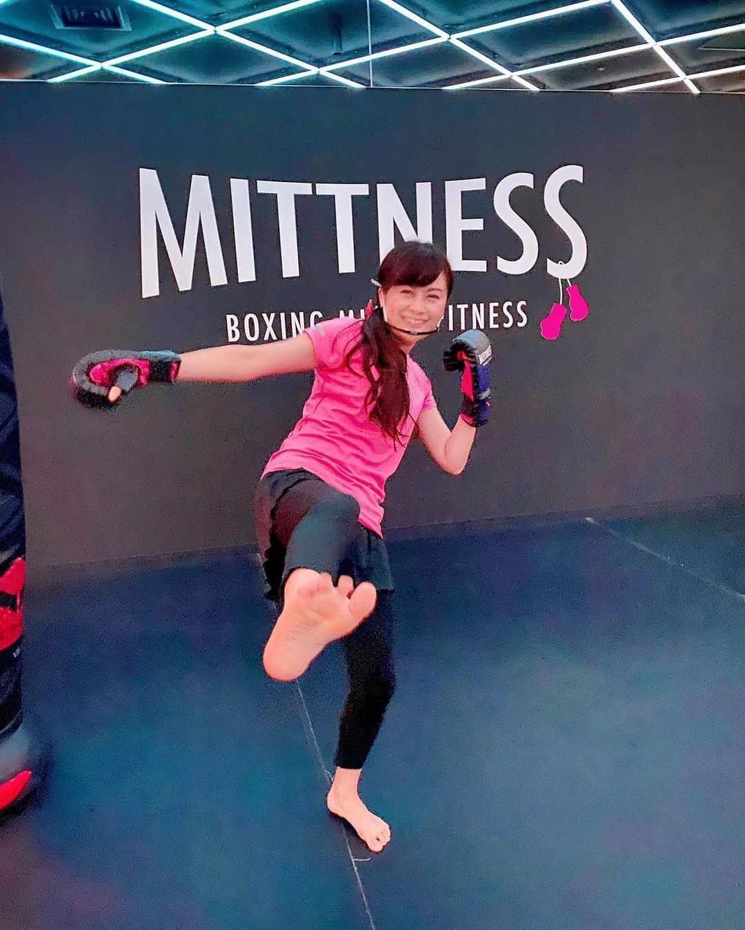 のインスタグラム：「デスクワーク続きで腰が痛くなっちゃったから、﻿ ミットネス @mittness_official でリフレッシュしてきたよー😆❣️❣️﻿ ﻿ 今回は、グローブつけてパンチキックするレッスン😆✨﻿ ﻿ 思い切りパンチキックしてストレス発散🤣👊﻿ ﻿ キックは体が硬くて足上がらなかった😂笑笑﻿ ﻿ 私より年上の人の方が﻿ 足上がってたし、動いてたな😆😆﻿ ﻿ 楽しかったからまた行くぞー😊👊👊👊﻿ ﻿ #ミットネス﻿ #mittness﻿ #ワークアウト﻿ #ワークアウト女子﻿ #フィットネス﻿ #ボディメイク﻿ #gym﻿ #pr﻿ #workout﻿ #bodymake﻿ #fitness﻿ #ボクササイズ﻿ #boxercise﻿ #キックボクシング」
