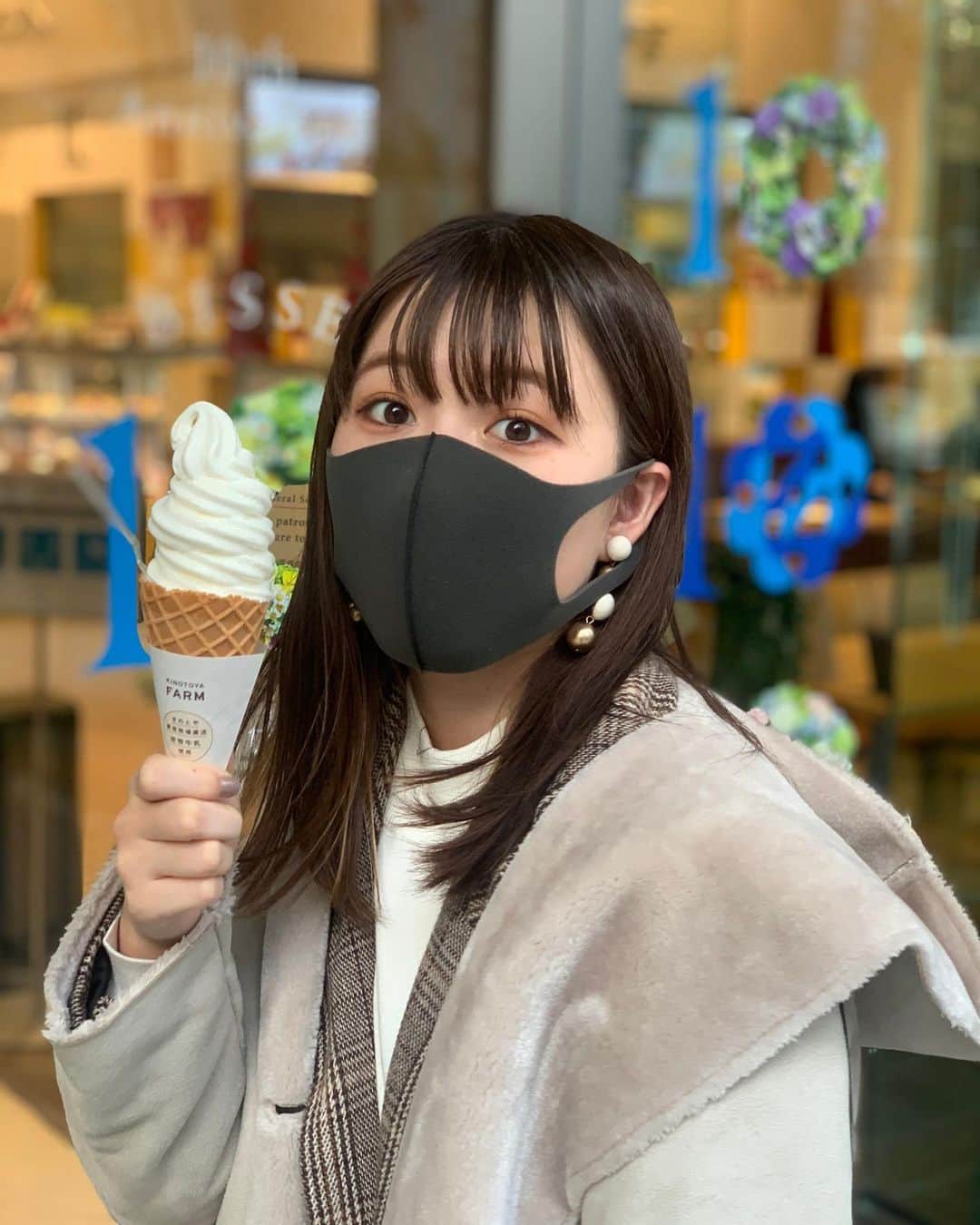 遠藤みゆのインスタグラム：「多分一生好きな気がする、 ソフトクリームって天才よな、🍦 . そしてマスクは安定の黒マスクです☺︎ . #ソフトクリーム #だいすき #黒マスク #ポートレート」