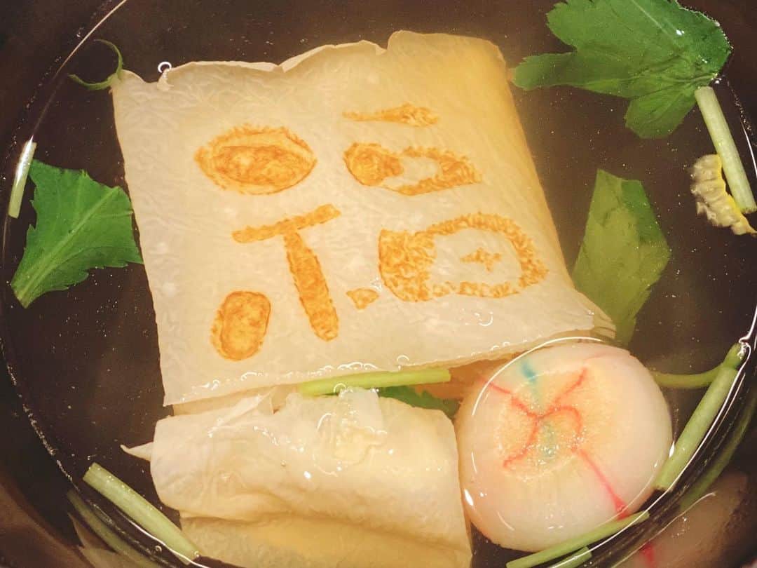 知華さんのインスタグラム写真 - (知華Instagram)「2020.11.17 名古屋飯は フォロワーさんから教えてもらった 鰻のしば福やへ。 ひつまぶしが大好きな私ですが、美味しかった〜！！ そして何より感動したのが めかぶ！（←そこ？） 今まで食べためかぶで一番美味しい！何このめかぶ！ と感動して、おかわりしました😂 鰻の骨煎餅をお土産にしたのですが、 コンソメ味とプレーンとあって コンソメ味の鰻の骨が滅茶苦茶美味しい。 帰りの新幹線で食べ切りました😂 教えてくださってありがとうございます〜！  #しば福や #鰻#うなぎ #ひつまぶし #めかぶ#骨煎餅 #名古屋#名古屋グルメ #tomocagourmet」11月17日 20時36分 - tomoca1204