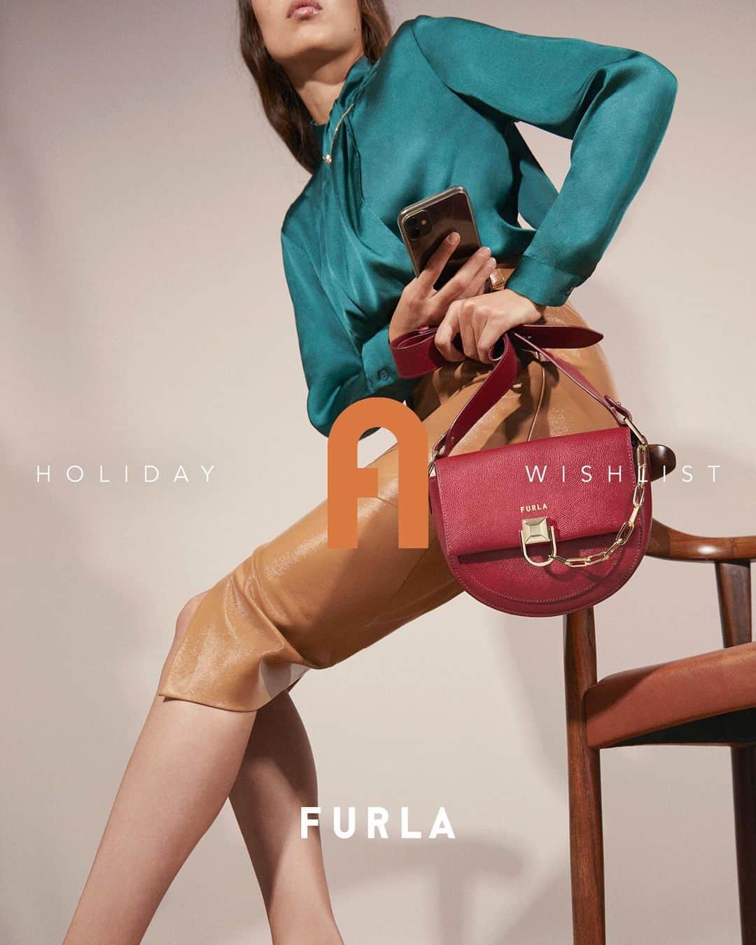 フルラのインスタグラム：「Yes, please! A red bag is an essential this Holiday Season.   #thefurlasociety #furlafeeling #furlagift #newcollection #furla #accessories #fashion」