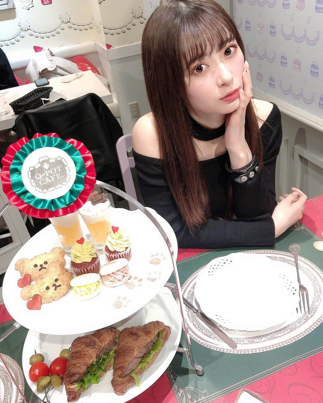 生田衣梨奈さんのインスタグラム写真 - (生田衣梨奈Instagram)「♥Q-potCafe♥﻿ ﻿ ほまたんとデートしてきた♥﻿ ﻿ 2人での初デート高まりすぎて予約して。。。﻿ ほまたんには行く場所ナイショにして連れてった笑笑﻿ ﻿ めちゃくちゃかわいい❤﻿ ﻿ だからメリークマスマスセット❤﻿ ﻿ 白い服で来てというオタクのお願いを﻿ 聞いてもらいました笑﻿ ﻿ 本当に可愛くて…﻿ ﻿ 推しが喜んでる姿をみれて幸せでした❤﻿ ﻿ 動画は音無しです😭 ごめんなさい。  #morningmusume20 #モーニング娘20﻿ #helloproject  #顔面国宝﻿ #えりぽんかわいい #アイドル﻿ 存在が #インスタ映え #かわいい﻿ #Love #beauty﻿ #followme #makeup﻿ #Instagram #生田衣梨奈のVSゴルフ﻿ #메이크업 #얼스타그램﻿ #ig_Japan #팔로미﻿ #フォロー歓迎 #ootd﻿ #表参道 #Cafe﻿ #ELEYVSGOLF  #Qpot﻿ #いいね #写真﻿ #IDOL #골프﻿ #SELFIE #셀카」11月17日 20時35分 - erina_ikuta.official