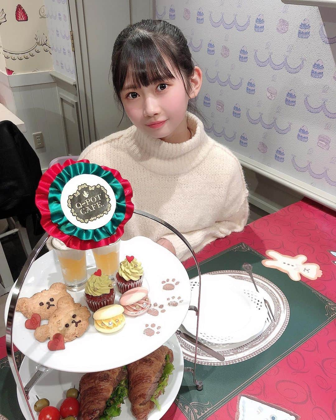 生田衣梨奈さんのインスタグラム写真 - (生田衣梨奈Instagram)「♥Q-potCafe♥﻿ ﻿ ほまたんとデートしてきた♥﻿ ﻿ 2人での初デート高まりすぎて予約して。。。﻿ ほまたんには行く場所ナイショにして連れてった笑笑﻿ ﻿ めちゃくちゃかわいい❤﻿ ﻿ だからメリークマスマスセット❤﻿ ﻿ 白い服で来てというオタクのお願いを﻿ 聞いてもらいました笑﻿ ﻿ 本当に可愛くて…﻿ ﻿ 推しが喜んでる姿をみれて幸せでした❤﻿ ﻿ 動画は音無しです😭 ごめんなさい。  #morningmusume20 #モーニング娘20﻿ #helloproject  #顔面国宝﻿ #えりぽんかわいい #アイドル﻿ 存在が #インスタ映え #かわいい﻿ #Love #beauty﻿ #followme #makeup﻿ #Instagram #生田衣梨奈のVSゴルフ﻿ #메이크업 #얼스타그램﻿ #ig_Japan #팔로미﻿ #フォロー歓迎 #ootd﻿ #表参道 #Cafe﻿ #ELEYVSGOLF  #Qpot﻿ #いいね #写真﻿ #IDOL #골프﻿ #SELFIE #셀카」11月17日 20時35分 - erina_ikuta.official