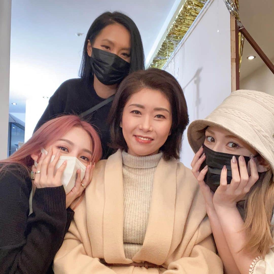 ポニーのインスタグラム：「⠀ 거의 두 달 반이 꼬박 걸린 우리의 서프라이즈 이벤트!!! 착장이랑 안대 준비까지 정말 수고했어 솜솜💜 💄💆🏻‍♀️ : @ponysmakeup  🧥👢 : @unico02.st  @somsomi0309  🧏🏼‍♀️🎅🏻 : @somsomi0309」