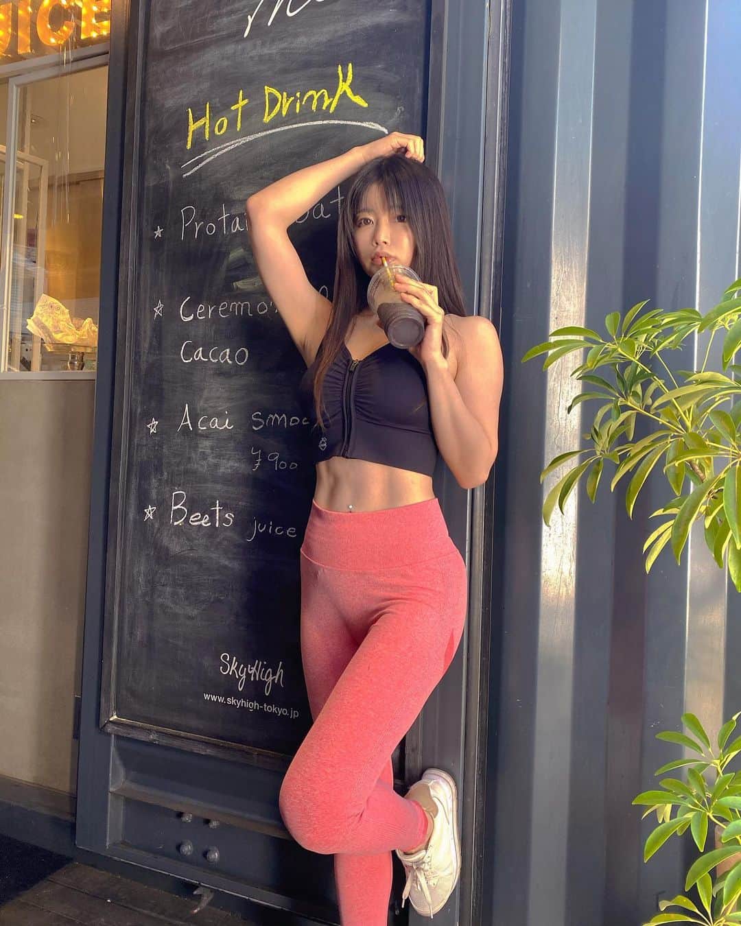渋谷ゆりのインスタグラム：「1年の300日はフィットネスウェア＋スニーカー。すぐに運動できるから💞 学生の頃は、300日ルブタンのハイヒール＋ブランド物だったの…😂自信の無さや心の隙間を埋める為に必死だった。  ありのままの自分を認められるようになってからは、自分に嘘をつくことも、着飾ることも無くなったの✨ どんな私も、私〜🙆‍♀️💞 運動は、自己肯定感を勝手に高めてくれるよ☺️✨💪 @almoore_official   #almoore🍑 #スタイルが良く見えるウェア #フィットネスウェア #ジムウェア #ヨガウェア #フィットネス女子 #筋トレ女子 #ブラ #スポーツブラ #レギンス #自己肯定感」