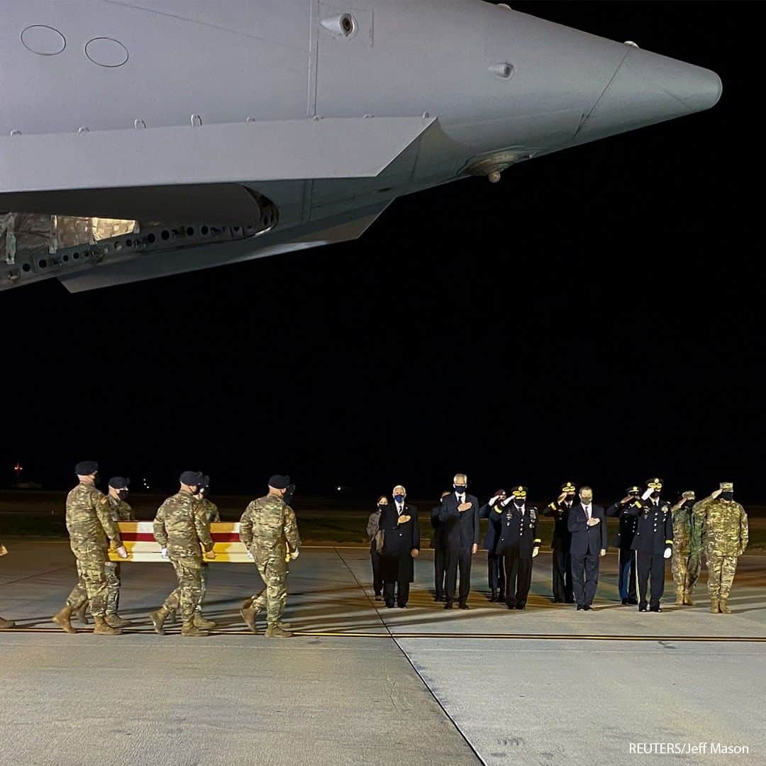 ABC Newsさんのインスタグラム写真 - (ABC NewsInstagram)「U.S. Vice President Mike Pence, with acting U.S. Defense Secretary Christopher Miller and other military leaders, greet the transfer case holding the remains of U.S. Army Staff Sgt. Kyle R. McKee, of Painesville, Ohio, who was killed in a helicopter accident in Egypt, during a dignified transfer at Dover Air Force Base, in Dover, Delaware, November 16, 2020. #military #service」11月17日 20時30分 - abcnews