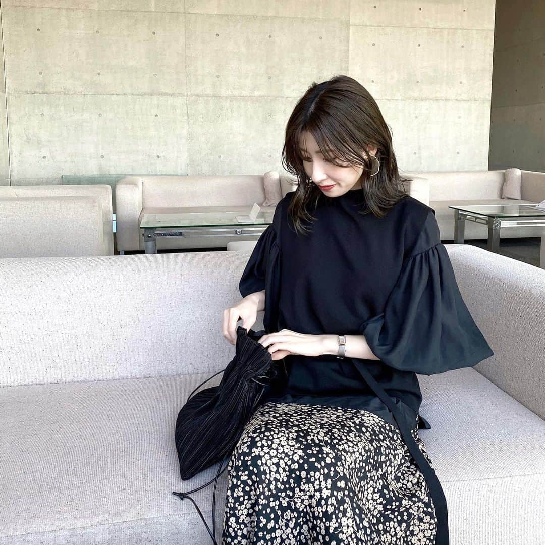 宮上葵さんのインスタグラム写真 - (宮上葵Instagram)「.  ニットとブラウスがセットでお気に入り❤︎ インするのあまり好きじゃないから ウエストマーク出来るのも有難い☺︎  久々に前髪下ろしたけど やっといい感じの長さに伸びてた🌬  #elendeek #milaowen」11月17日 20時31分 - __aoimon