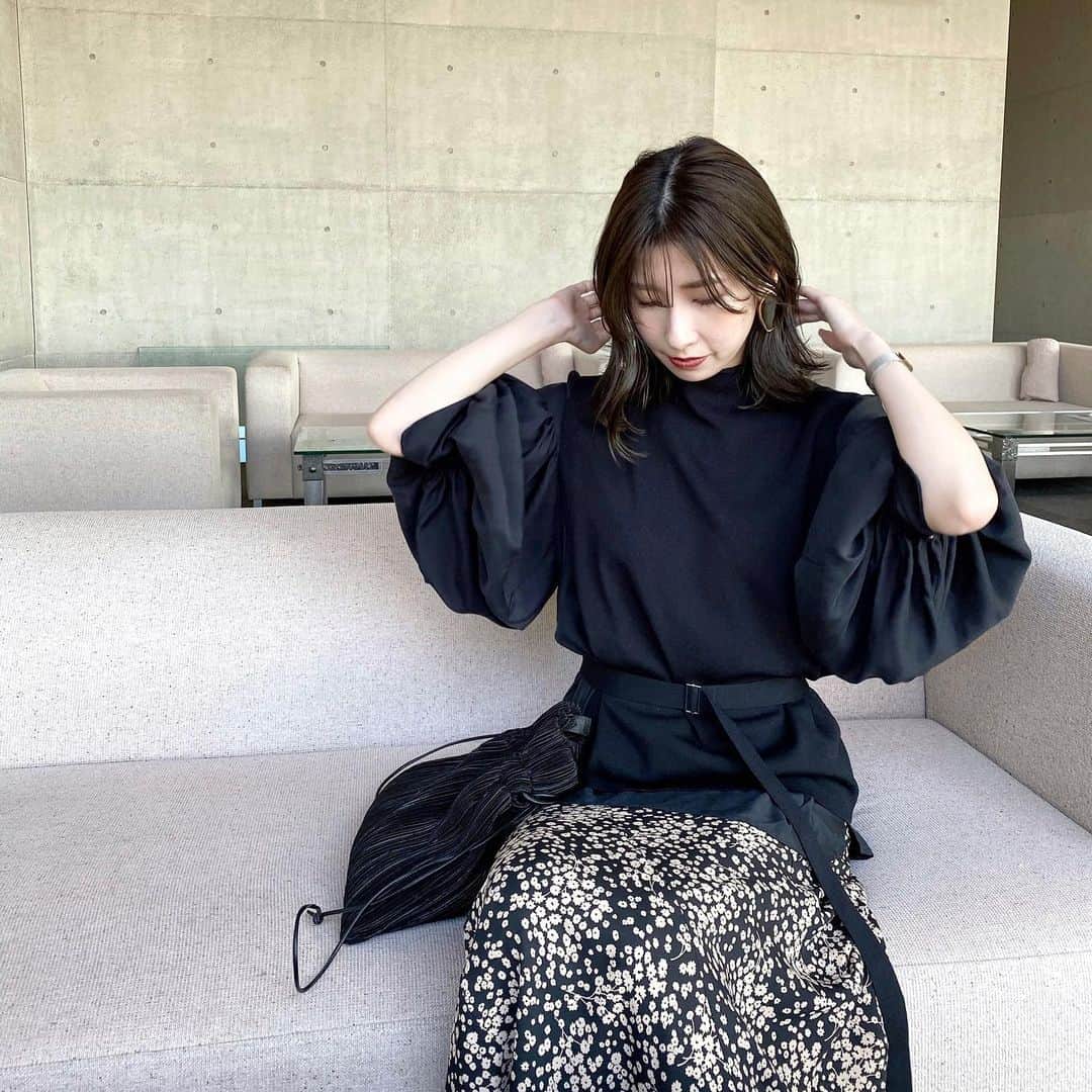 宮上葵さんのインスタグラム写真 - (宮上葵Instagram)「.  ニットとブラウスがセットでお気に入り❤︎ インするのあまり好きじゃないから ウエストマーク出来るのも有難い☺︎  久々に前髪下ろしたけど やっといい感じの長さに伸びてた🌬  #elendeek #milaowen」11月17日 20時31分 - __aoimon