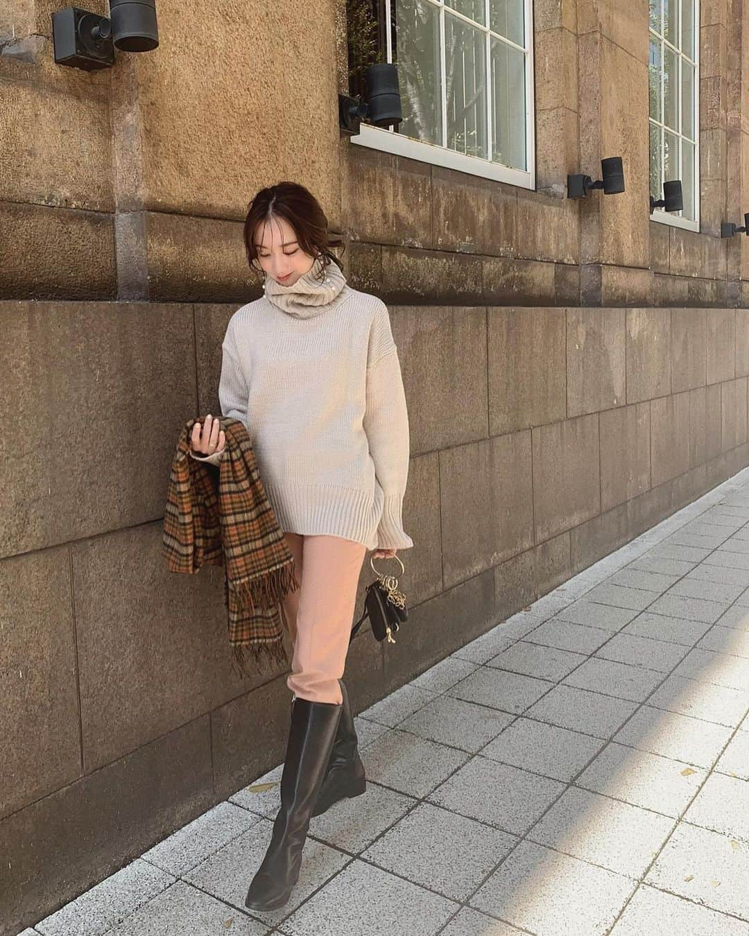 ___mikik___さんのインスタグラム写真 - (___mikik___Instagram)「いつかのしふく 今年はブーツスタイル沢山したいな👢💫 knit…#urs pants…#drawer stole、boots、bag…#hyeon」11月17日 20時33分 - ___mikik___