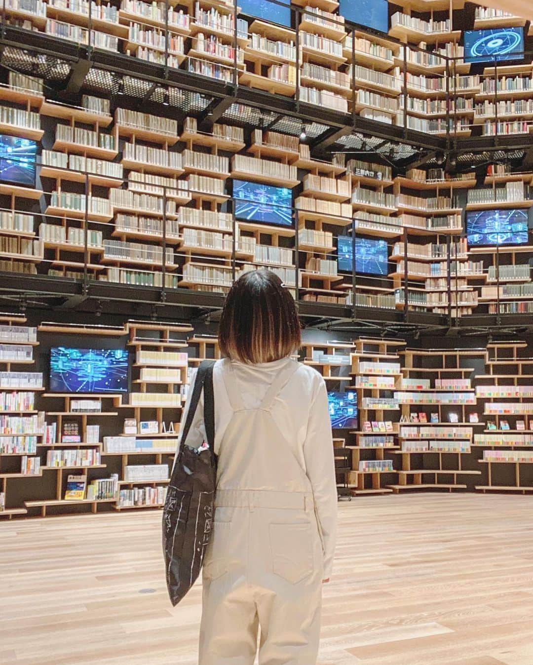 のインスタグラム：「📚📚📚 　 　 『#本棚劇場』 @#角川武蔵野ミュージアム  たまらんかった😭❤︎❤︎ 所沢まで行った甲斐があった 　 　 #museum#kadokawamusashinomuseum#kadokawaculturemuseum#tokorozawasakuratown#本棚劇場#美術館#美術館巡り#ところざわさくらタウン#ちゃりの芸術巡り」