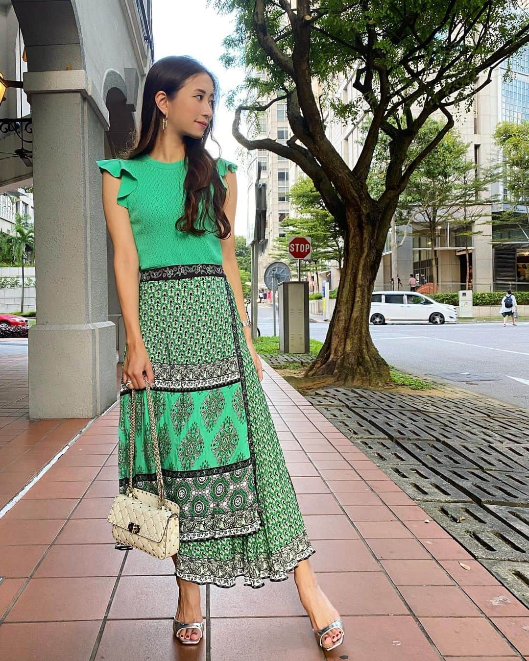 片山夏実のインスタグラム：「💚 tops #aliceandolivia  skirt #aliceandolivia  bag #valentino  shoes #alyxstudio   #ootd #outfit  #singapore #シンガポール」