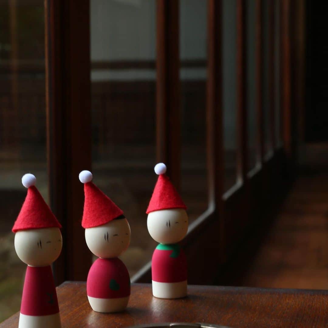 中川政七商店さんのインスタグラム写真 - (中川政七商店Instagram)「「こけしと過ごす、クリスマス。」﻿  ﻿ クリスマスは海外で誕生した文化ですが、日本でも実は100年前から家庭で楽しまれる、ひとつの風習なんです。﻿ だからこそ、日本のものづくりとともにしつらえてみたいもの。﻿  ﻿ 今年登場したのは、こけしの産地・宮城県鳴子温泉でつくる、サンタこけし。﻿ ほんわかとした表情と、ちょこんと帽子をかぶり、小さな手袋・おくりもの・まきものを身に着ける姿がなんとも愛らしいお飾りです。﻿  ﻿ 宮城県鳴子温泉は、「こけしの蒐集は鳴子にはじまり鳴子に終わる」といわれるこけしの産地。﻿ この地で江戸時代からこけし製作を続ける、桜井こけし店さんと一緒につくりました。﻿  ﻿ 愛らしい手乗りサイズで、机や小棚などの小さな空間でも楽しめます。﻿ 時折サンタこけしたちと目が合うたびに、思わずこちらも頬がゆるんでしまうような、そんな優しい雰囲気をもっています。﻿  ﻿ クリスマスと日本が溶け合うと、こんなにもほっこりするんですね。﻿  ﻿ ▶鳴子のサンタこけし（てぶくろ・おくりもの・まきもの）／各￥3,300﻿  ﻿ 🦌お買い物はプロフィールリンクまたは画像をタップ。@nakagawamasa7 ﻿ ﻿ #中川政七商店 #暮らしの道具 #japaneseculture #japanesestyle #nakagawamasashichi #日本の風習 #置き飾り #インテリア #しつらい #季節の行事 #季節の設え #日本の風物詩 #オーナメント #季節のしつらえ #季節を楽しむ #季節を感じる #歳時記 #クリスマス #クリスマスプレゼント #クリスマス雑貨 #クリスマス準備 #クリスマスインテリア #クリスマスオーナメント #クリスマス飾り #xmasdecor @sakuraikokeshiten」11月17日 20時39分 - nakagawamasa7