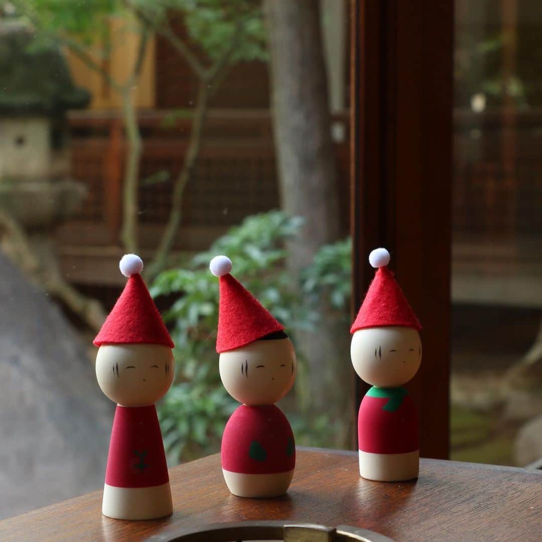 中川政七商店さんのインスタグラム写真 - (中川政七商店Instagram)「「こけしと過ごす、クリスマス。」﻿  ﻿ クリスマスは海外で誕生した文化ですが、日本でも実は100年前から家庭で楽しまれる、ひとつの風習なんです。﻿ だからこそ、日本のものづくりとともにしつらえてみたいもの。﻿  ﻿ 今年登場したのは、こけしの産地・宮城県鳴子温泉でつくる、サンタこけし。﻿ ほんわかとした表情と、ちょこんと帽子をかぶり、小さな手袋・おくりもの・まきものを身に着ける姿がなんとも愛らしいお飾りです。﻿  ﻿ 宮城県鳴子温泉は、「こけしの蒐集は鳴子にはじまり鳴子に終わる」といわれるこけしの産地。﻿ この地で江戸時代からこけし製作を続ける、桜井こけし店さんと一緒につくりました。﻿  ﻿ 愛らしい手乗りサイズで、机や小棚などの小さな空間でも楽しめます。﻿ 時折サンタこけしたちと目が合うたびに、思わずこちらも頬がゆるんでしまうような、そんな優しい雰囲気をもっています。﻿  ﻿ クリスマスと日本が溶け合うと、こんなにもほっこりするんですね。﻿  ﻿ ▶鳴子のサンタこけし（てぶくろ・おくりもの・まきもの）／各￥3,300﻿  ﻿ 🦌お買い物はプロフィールリンクまたは画像をタップ。@nakagawamasa7 ﻿ ﻿ #中川政七商店 #暮らしの道具 #japaneseculture #japanesestyle #nakagawamasashichi #日本の風習 #置き飾り #インテリア #しつらい #季節の行事 #季節の設え #日本の風物詩 #オーナメント #季節のしつらえ #季節を楽しむ #季節を感じる #歳時記 #クリスマス #クリスマスプレゼント #クリスマス雑貨 #クリスマス準備 #クリスマスインテリア #クリスマスオーナメント #クリスマス飾り #xmasdecor @sakuraikokeshiten」11月17日 20時39分 - nakagawamasa7