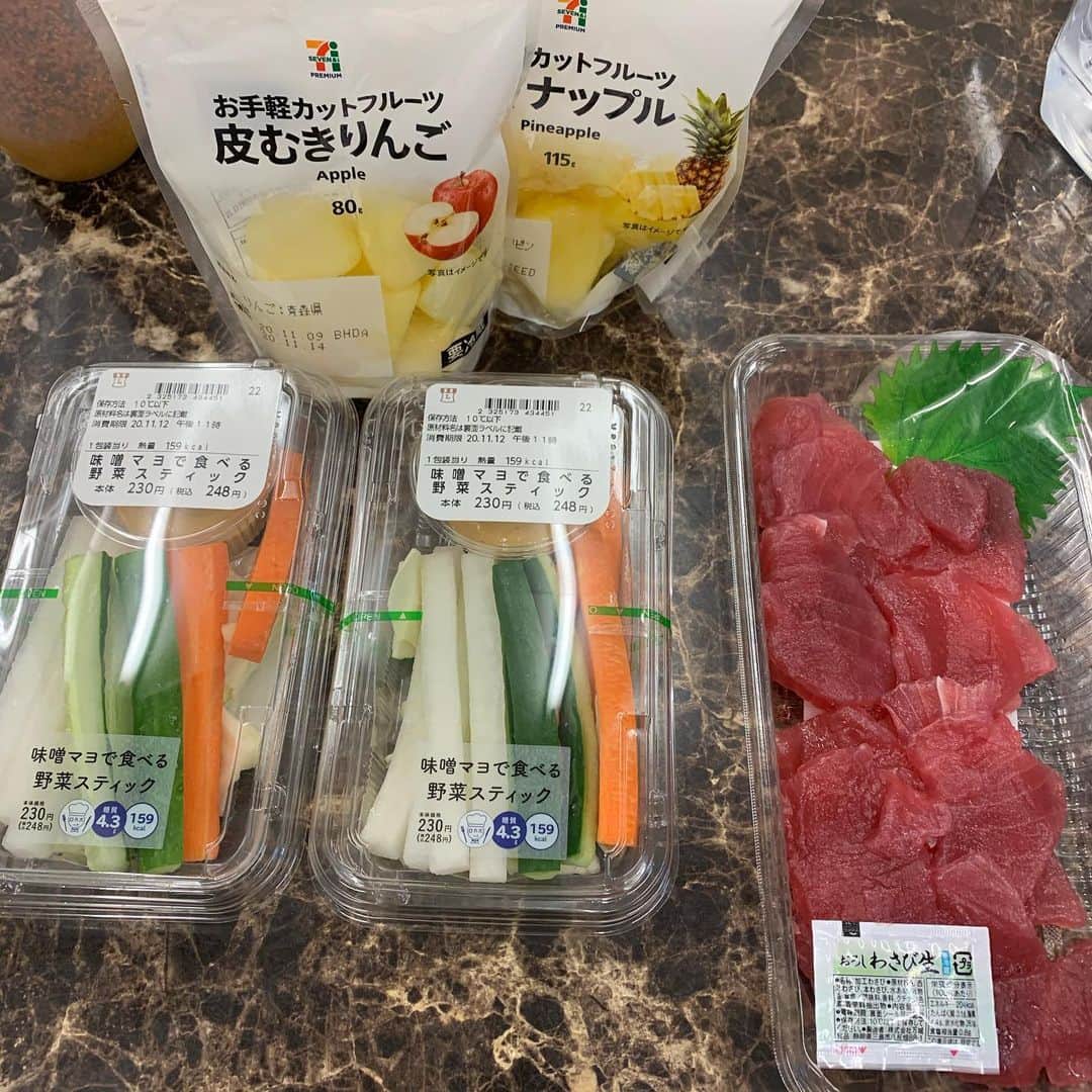 テヴィタ・フィフィタさんのインスタグラム写真 - (テヴィタ・フィフィタInstagram)「Took full advantage of my 2 week quarantine in Japan. Dropped around 4.5 kilos (10lbs) and got to 102 kilos (225 lbs).  This is me flexed at 5:30 am day of start to Tag League nothing to eat yet.  The following pictures are the foods I ate over that two week period. Only thing not included in photo is amount of water (4-5 liters a day) and supplements (40g protein powder and pre-workout). I got more work to do. Big thanks to everyone whose ever taught me, showed me how to train, eat right and to every person who motivates me on social media and off this thing 🙏🏽🙏🏽🙏🏽. Keep working and keeping setting them #goals! #GOD #BC」11月17日 20時42分 - tangaloanjpw