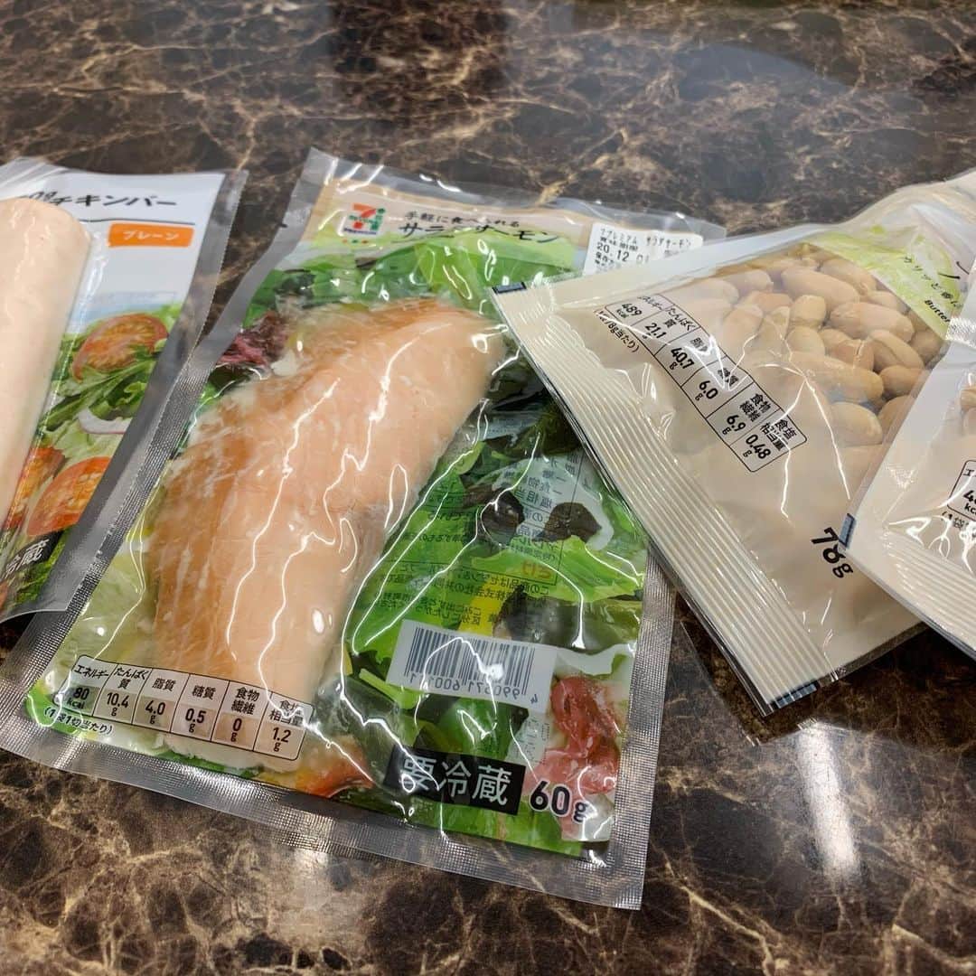 テヴィタ・フィフィタさんのインスタグラム写真 - (テヴィタ・フィフィタInstagram)「Took full advantage of my 2 week quarantine in Japan. Dropped around 4.5 kilos (10lbs) and got to 102 kilos (225 lbs).  This is me flexed at 5:30 am day of start to Tag League nothing to eat yet.  The following pictures are the foods I ate over that two week period. Only thing not included in photo is amount of water (4-5 liters a day) and supplements (40g protein powder and pre-workout). I got more work to do. Big thanks to everyone whose ever taught me, showed me how to train, eat right and to every person who motivates me on social media and off this thing 🙏🏽🙏🏽🙏🏽. Keep working and keeping setting them #goals! #GOD #BC」11月17日 20時42分 - tangaloanjpw