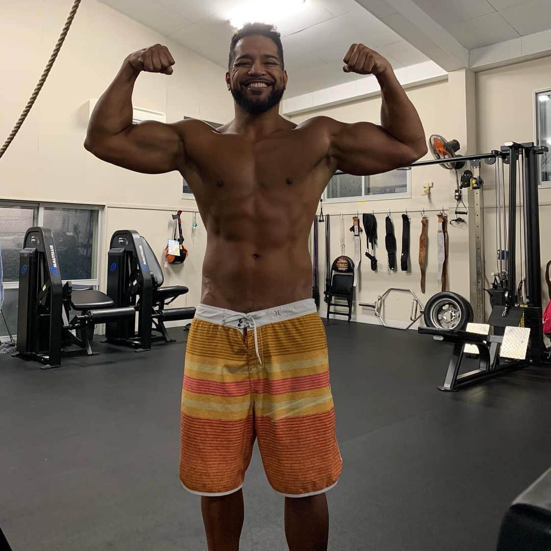 テヴィタ・フィフィタのインスタグラム：「Took full advantage of my 2 week quarantine in Japan. Dropped around 4.5 kilos (10lbs) and got to 102 kilos (225 lbs).  This is me flexed at 5:30 am day of start to Tag League nothing to eat yet.  The following pictures are the foods I ate over that two week period. Only thing not included in photo is amount of water (4-5 liters a day) and supplements (40g protein powder and pre-workout). I got more work to do. Big thanks to everyone whose ever taught me, showed me how to train, eat right and to every person who motivates me on social media and off this thing 🙏🏽🙏🏽🙏🏽. Keep working and keeping setting them #goals! #GOD #BC」