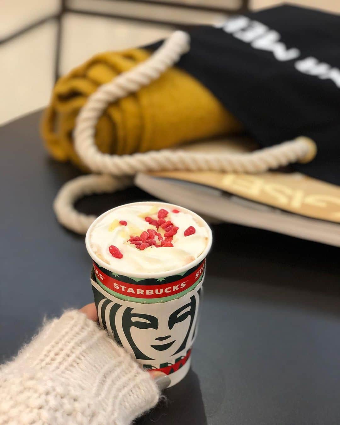 新谷美奈のインスタグラム：「.﻿ ﻿ #ベリーベリーホワイトモカ ☕️﻿ あまあまぁ〜☺🎅🏻️🎄💫﻿ ﻿ ﻿ @ninamew_official#Ninamew#ニーナミュウ#ゆめタウン#ゆめタウン佐賀#セレクトショップ#selectshop#スタバ#スターバックス#starbucks#starbuckscoffee」
