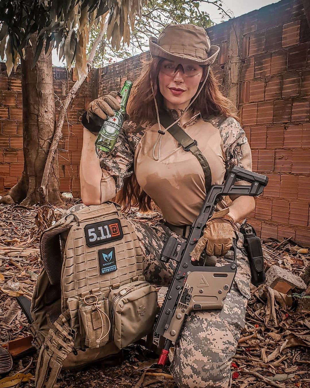 Anna Vargasのインスタグラム：「E no fim do jogo a gente tá como? 🥵🍺 . Parceiros: LOJA: @store_airsoft Use o cupom MYST para ganhar 5%OFF . EQUIPAMENTOS TÁTICOS: @511tacticalbrasil . MUNIÇÃO: @spartanairsoftmunition . TREINAMENTOS TÁTICOS: @fhtreinamentosespeciais . MIRAS: @mundomira . PATCHES BORDADOS: @1ciadistintivosoficial . SITES: @sitevipinternet . CAMISETAS: @teamsix.brasil . #airsoft #airsoftbrasil #milsim #airsoftgirl #tactical #tacticool #military #airsoftcommunity #girlsandguns」