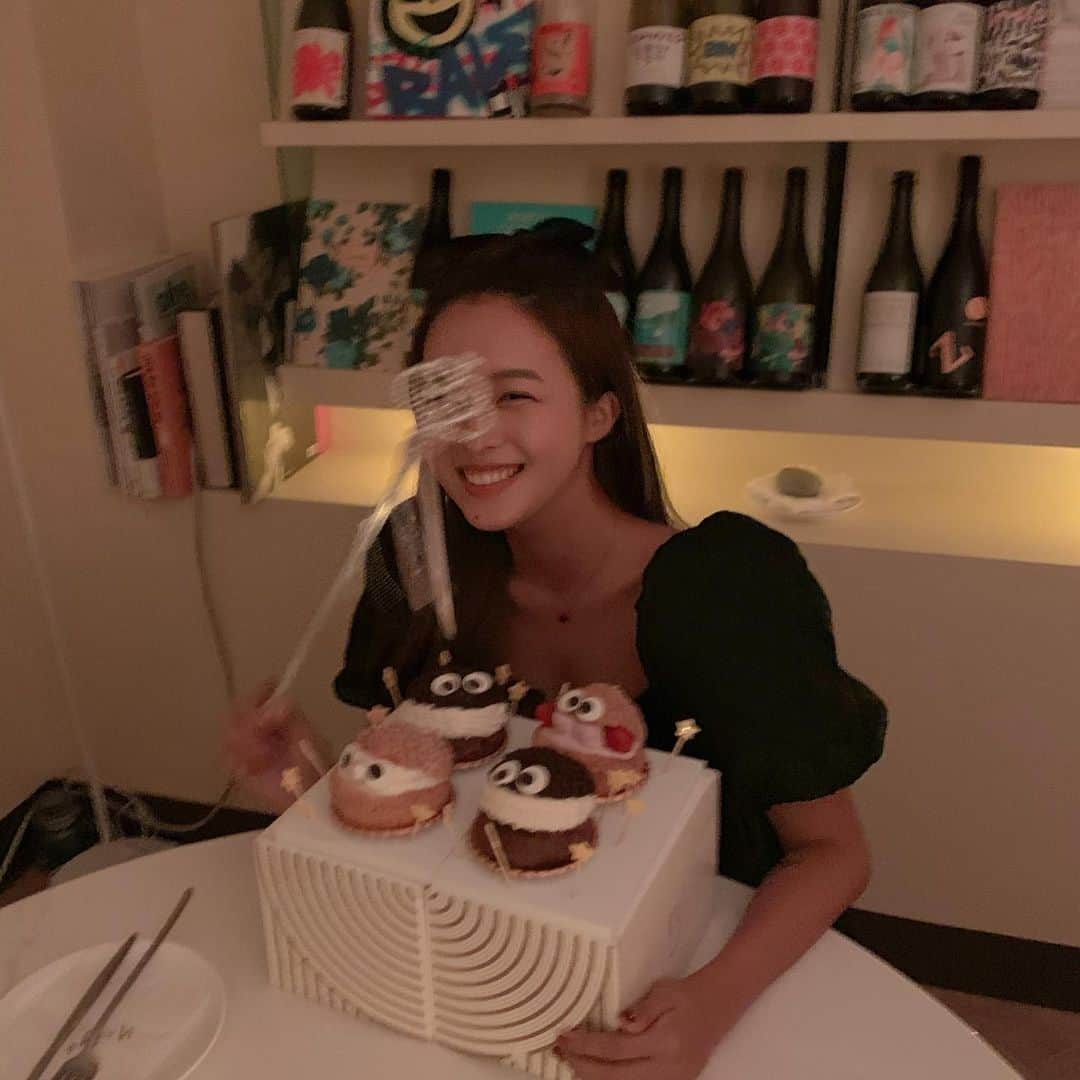 キム・ダヘのインスタグラム：「에밀리 파리에가다 보고 에밀리스타일로 입어봄 ^^ 저 요술봉은 왜 사온곤지 고맙다 애덜아... 29살에게 잘어울린다 케이크 직접 만들어줘서 고맙다」