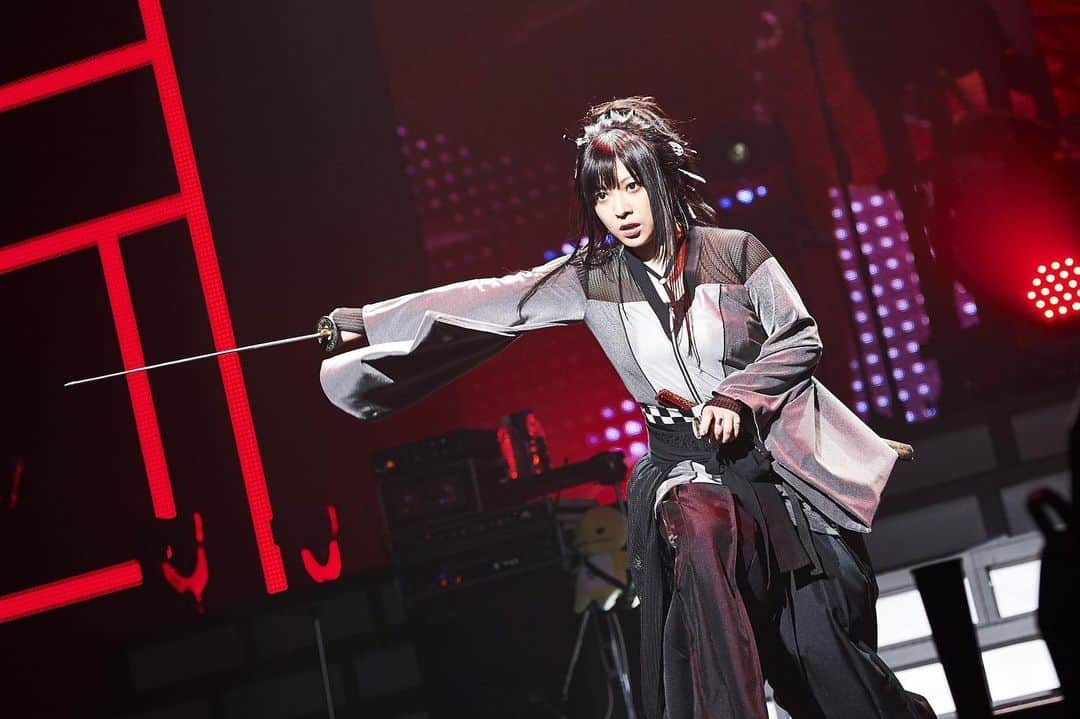 鈴華ゆう子のインスタグラム：「邪気を斬る！ ファイナル名古屋、見逃さないでね。11/28で最後。 #鈴華ゆう子 #yukosuzuhana #剣舞 #kenbu」