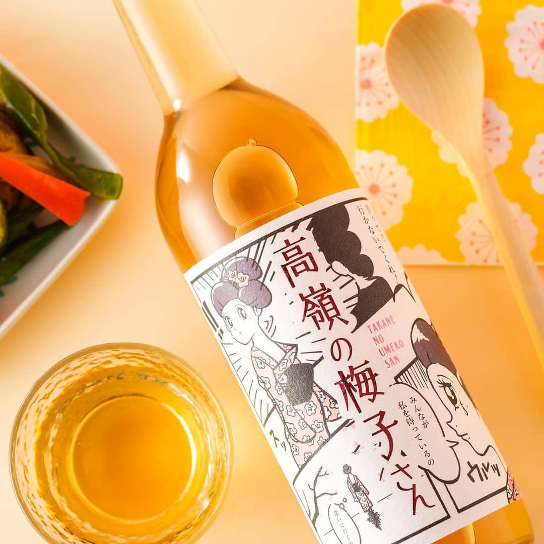 KURAND@日本酒飲み放題さんのインスタグラム写真 - (KURAND@日本酒飲み放題Instagram)「梅酒「高嶺の梅子さん」   「高嶺の梅子さん」は「高嶺の花」という言葉から名づけられました✨   高嶺の花とは、高い山などに咲く花のことですが、 よく女性への誉め言葉として使われます。   「高嶺の梅子さん」は、 そんな「高嶺の花な人」を味わいで表現した上品で優雅な梅酒です😍   「高嶺の梅子さん」に使われている梅は、 蔵を構える千葉県鴨川市で採れた南高梅🙌  南高梅は、梅の中でも最高級品種と言われており、 皮が薄くて種は小さく、果肉が柔らかいのが特徴です😋   吟醸酒ならではの爽やかな香りを吟醸香と言い、 フルーティーでスッキリとしているのも特徴です。   「高嶺の梅子さん」では、梅酒でありながら、 こだわりの大吟醸の香りもお楽しみいただけます。   大吟醸酒による爽やかな香りに、熟した梅の風味が見事に調和。 みなさまに飲んでいただきたい、高嶺の花のような味わいです💁   酒類 : 梅酒 産地 : 千葉県 アルコール度数 : 10% 価格 : ¥2,300(税別)   ———————————————  📷 タグ付け 又は #KURAND のハッシュタグで お写真を紹介させていただくことがございます。  また @kurand_info をタグ付けして投稿してください✨  みなさまの素敵なお写真や、 おいしかった😊など感想コメントもお待ちしてます🙌  ——————————————— KURAND（クランド）は、お酒とワクワクをお届けする、 新しいお酒のオンラインショップです。  お酒に興味がある方は、 このアカウントのプロフィール @kurand_info のURLからオンラインショップへ❗️  オンラインショップのなかで、商品名で検索🤩  ——————————————— #KURAND #クランド #高嶺の花 #高嶺の梅子さん #大吟醸 #梅酒 #梅酒が好き #鴨川市 #千葉県のお酒 #千葉の酒 #梅酒好き #梅酒飲み比べ #日本酒の梅酒 #梅子さん」11月17日 20時46分 - kurand_info