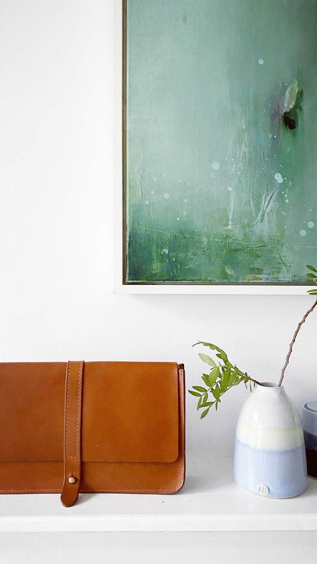 Tea and sittingのインスタグラム：「This morning’s arty chat with maker @pkkirkwood unearths some of her more unusual bespoke leather requests from archers to penny farthing riders! We also chat about those inspiring... and also not so inspiring teachers of our youth!! 🤓🌿 #shopsmall #shopindependent #artistsopenhouses」