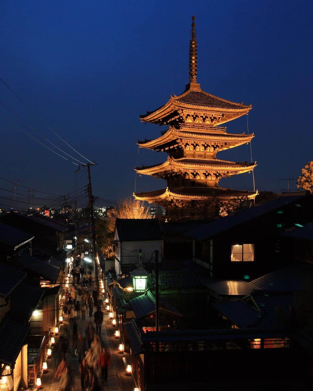 THE SODOH OFFICIALさんのインスタグラム写真 - (THE SODOH OFFICIALInstagram)「.﻿ 〔八坂の塔〕﻿ ﻿ 京都の東山を代表するシンボル、﻿ 法然寺の八坂の塔。﻿ ﻿ 今から1500年前以上にも遡るその歴史は、﻿ 最古のお寺ではないかと言う説もあるほど、﻿ ずっとここ東山を見守り続けています。﻿ ﻿ #thesodoh ﻿ #thesodohhigashiyamakyoto﻿ #法然寺 #八坂の塔　﻿ #sodoh東山 #kyoto #kyotodinner #kyotojapan #kyototrip #kyotofood #kyototravel #kyotorestaurant﻿ #ソウドウ #ザソウドウ東山京都 #京都 ﻿ #京都ディナー #京都観光 #京都旅行 ﻿ #竹内栖鳳 #京都イタリアン」11月17日 20時48分 - kyoto_thesodoh
