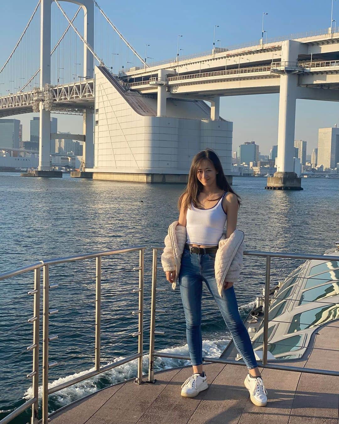 のインスタグラム：「Beautiful day cruising in Odaiba!⛴最近の恵まれた天候に心癒される毎日。紅葉も見に行きたいな🍂みんなはもう行ったかな？✨🍁﻿This place reminds me of bay area I love it!🌉 ﻿ そう言えば、9月の記事では上半身をもっとつけたいと書いたんだけど、10月からは食事の内容や量、そしてタンパク質の摂取量も1日90g〜100gくらいまで増やし、6週間で理想の数値に近づき(170cm 54kg,19%)目標だった上半身も以前よりついて来て、とっても嬉しい。ここからは引き締め段階！腕と肩の筋肉増加&常にいる縦線がお腹に欲しい。最近のジムでのトレメニューもまたアップします！頑張るぞ👏﻿ ﻿ #お台場 #cruising #casual #autumn」